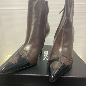 Dark brow ankle boots W/zipper and heel. Black leather toe w/Br flower patches
